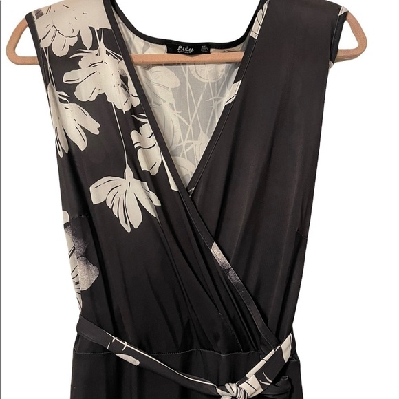 𝅺👗 Beautiful Black & White Wrap Style Floral Dress. - Picture 4 of 8